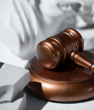 Navegando por las Aguas Comerciales: Cuándo Recurrir a un Abogado de Derecho Mercantil