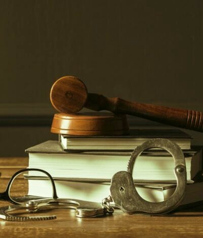 Navegando las Agitadas Aguas del Derecho Penal: Cuándo Buscar la Asesoría de un Abogado Especializado